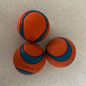 Chuck it ultra medium orange balls, dog, fetch